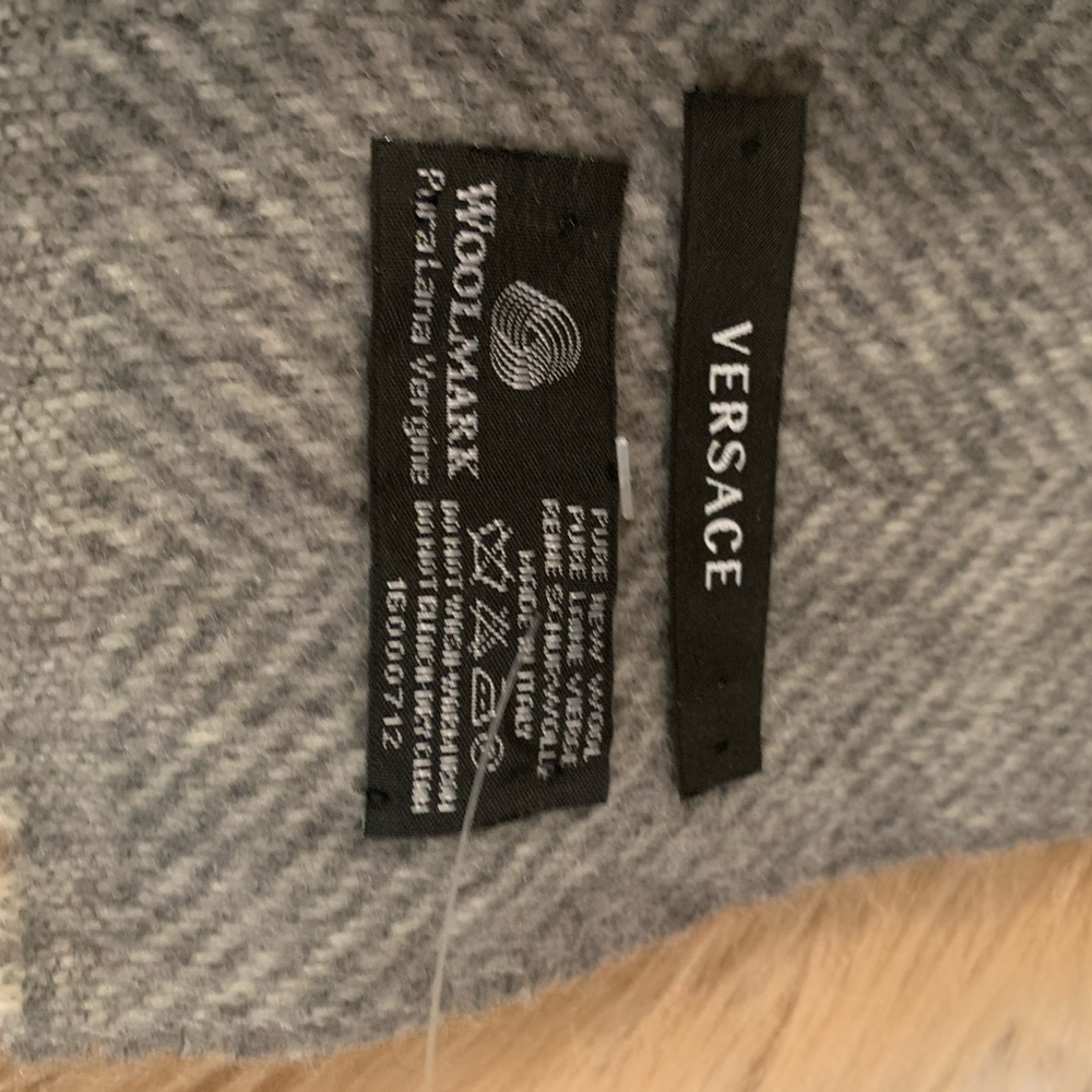 VERSACE GRAY WOOL SCARF. - Picture 4 of 4